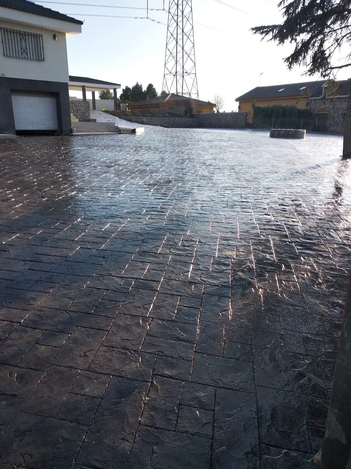 Pavimento exterior de hormigón impreso con dibujo de piedra