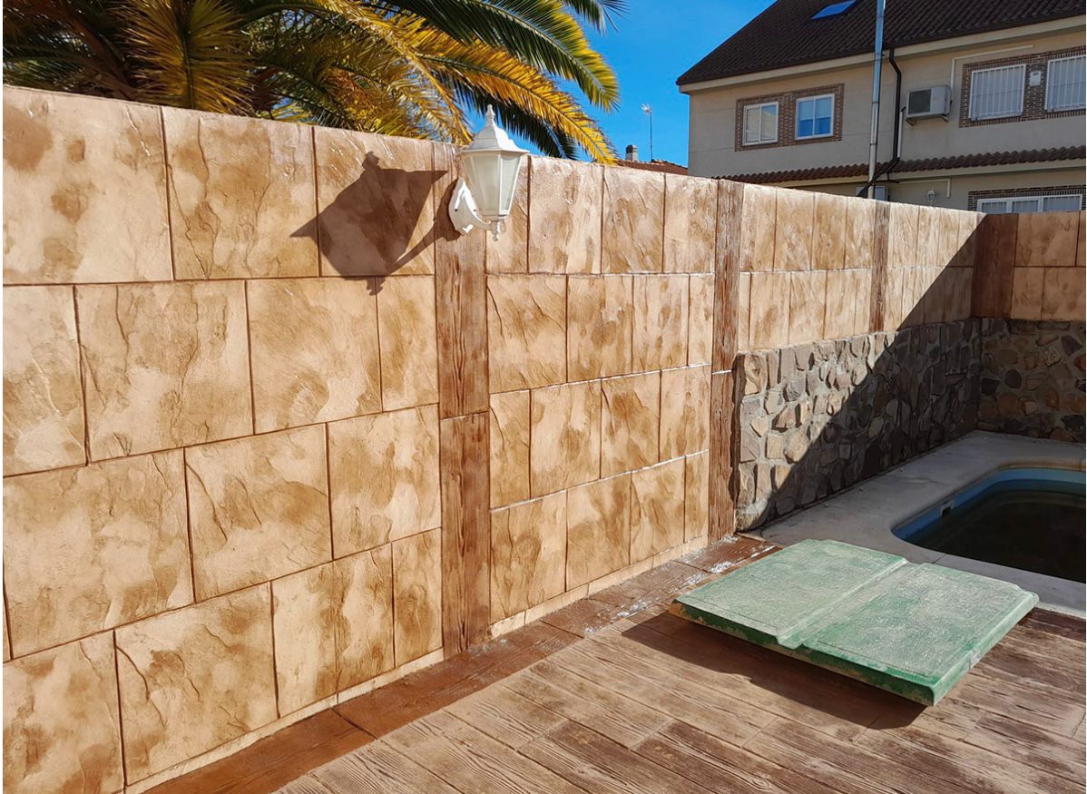 Muro de hormigón impreso vertical con acabado de piedra